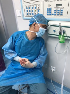 5000米海拔的手術室里,醫(yī)生邊吸氧邊手術